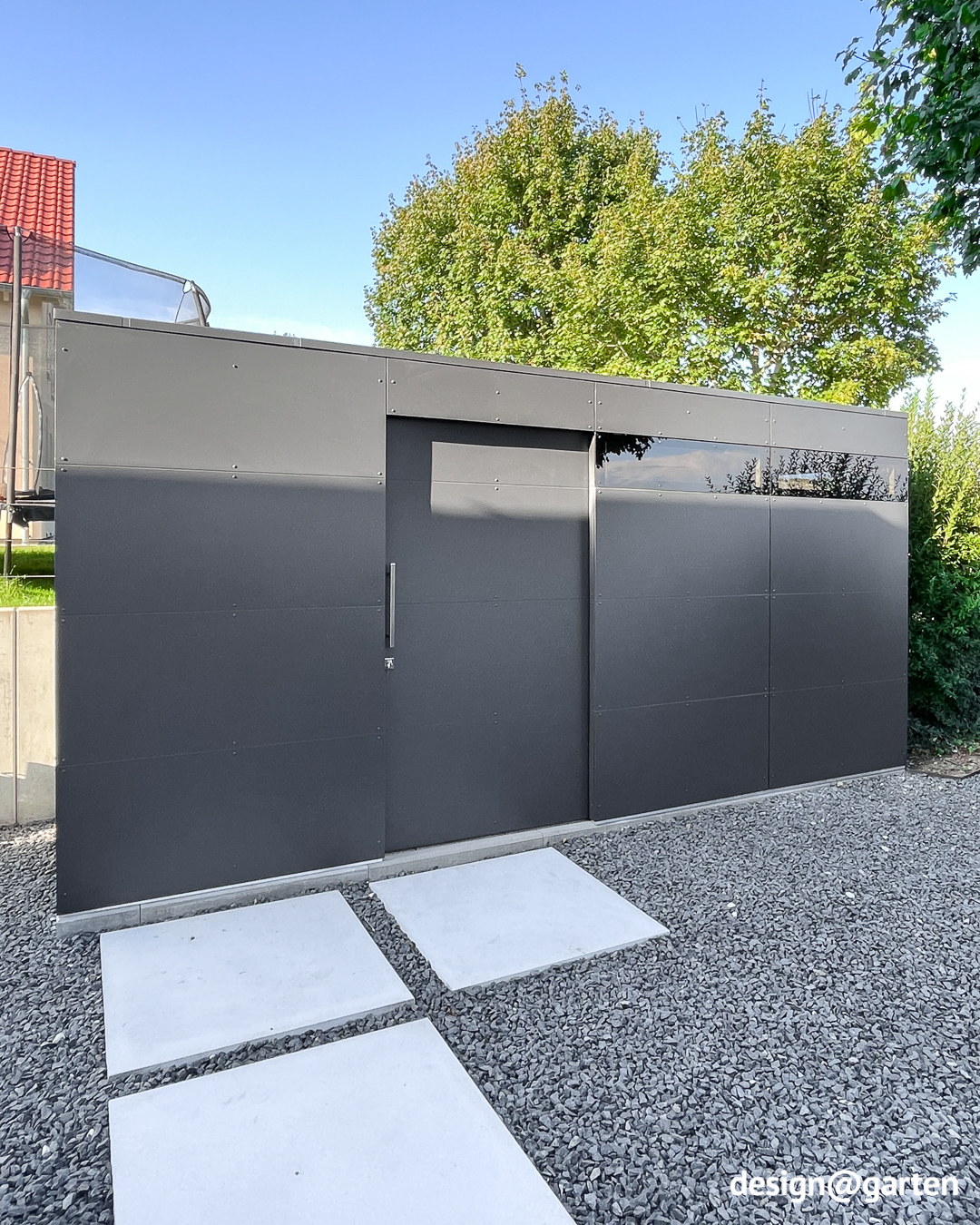 Langes schmales Gartenhaus aus HPL als Massanfertigung 2