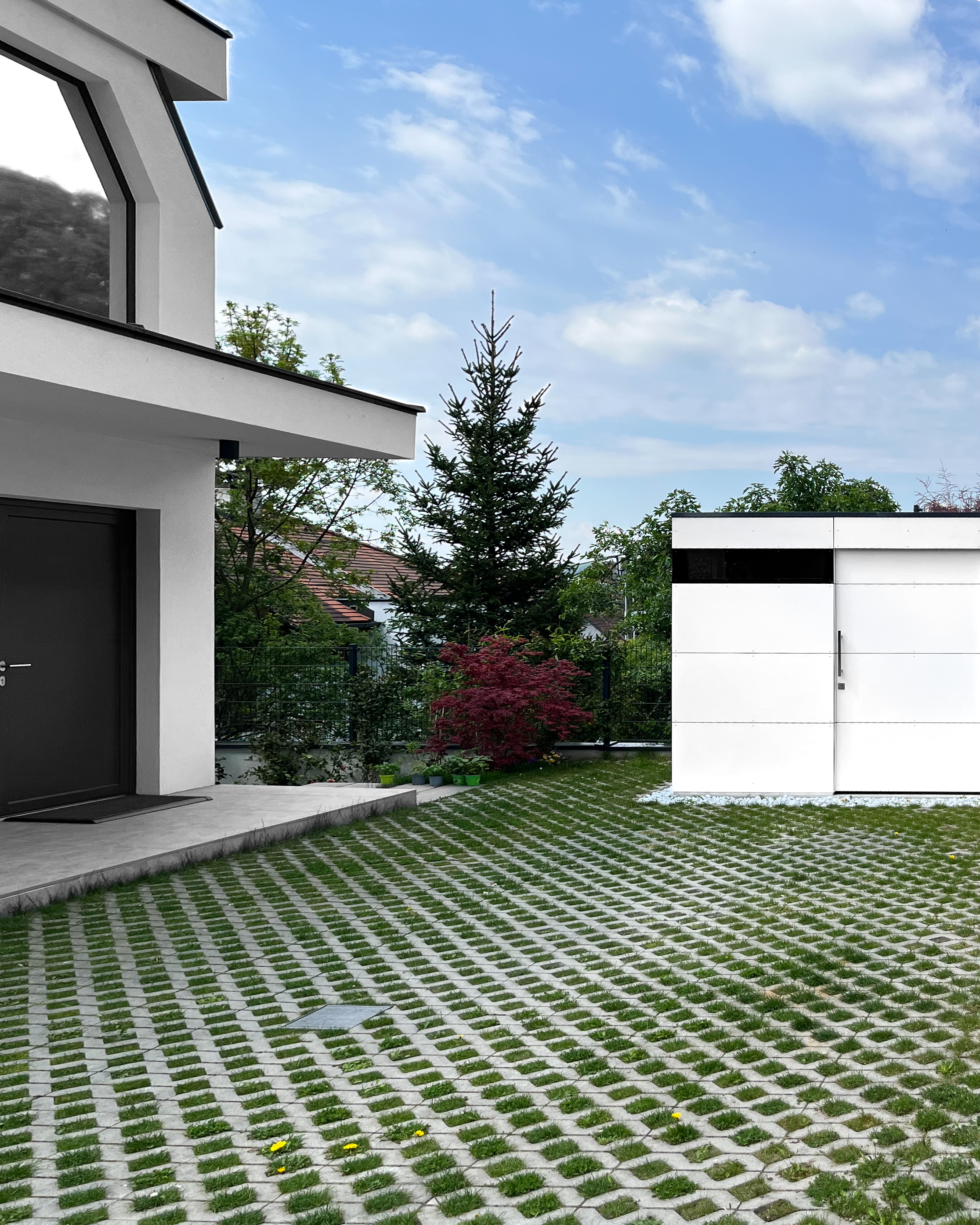 Modernes weißes Gartenhaus mit glatten Oberflächen 2