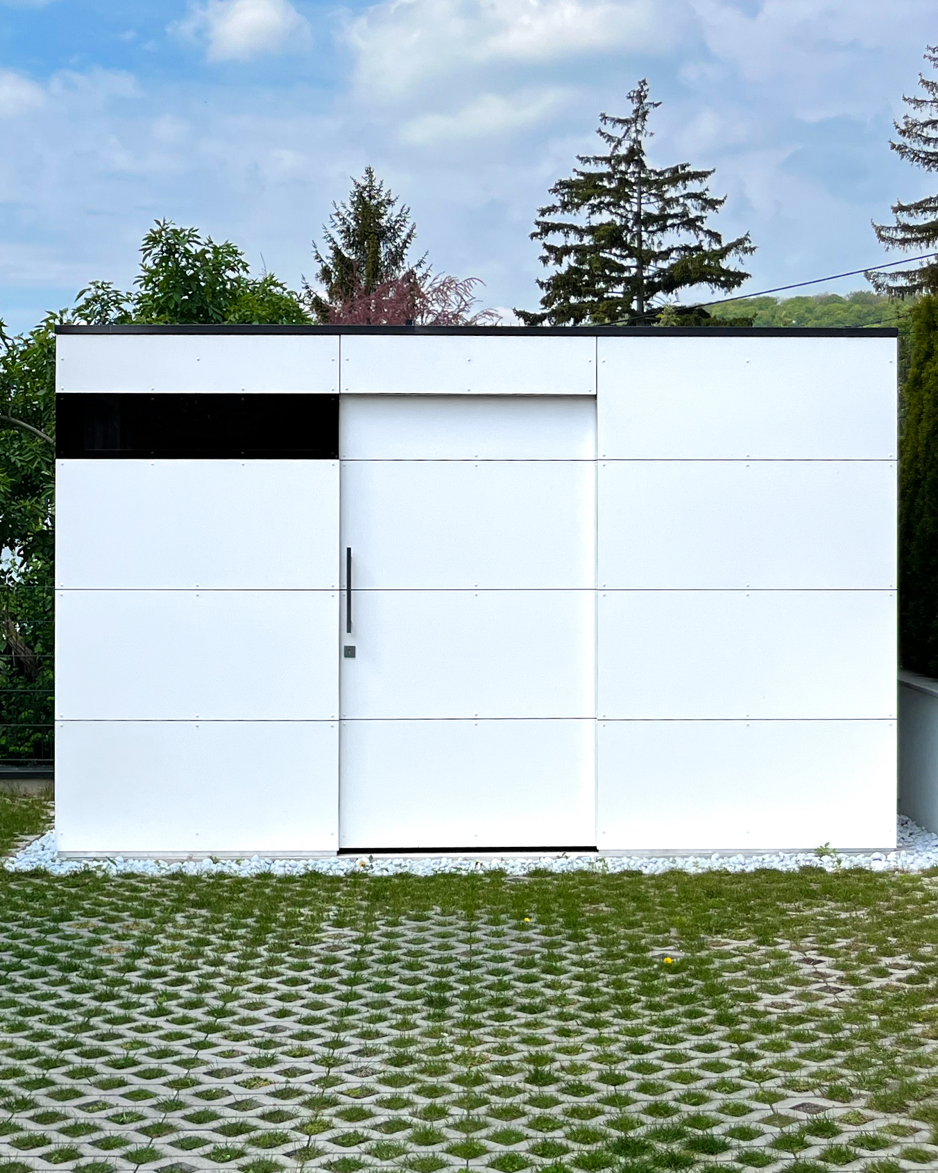 Modernes weißes Gartenhaus mit glatten Oberflächen 3