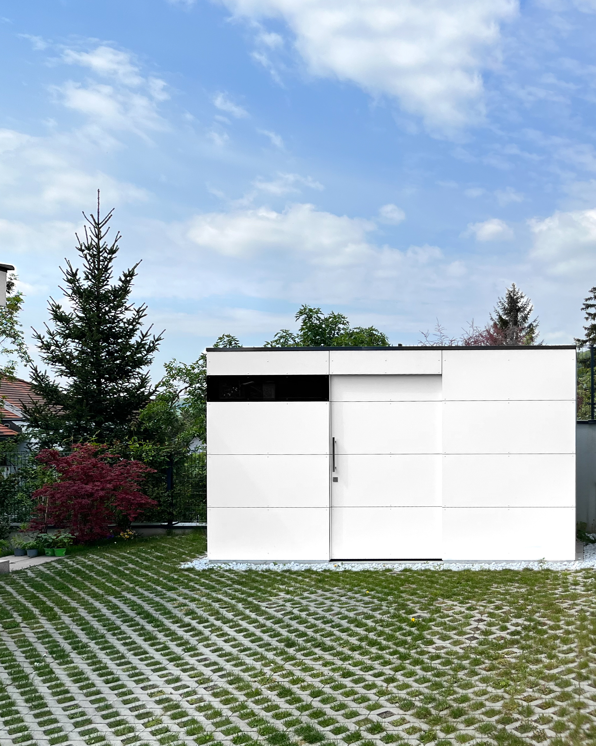 Modernes weißes Gartenhaus mit glatten Oberflächen 1