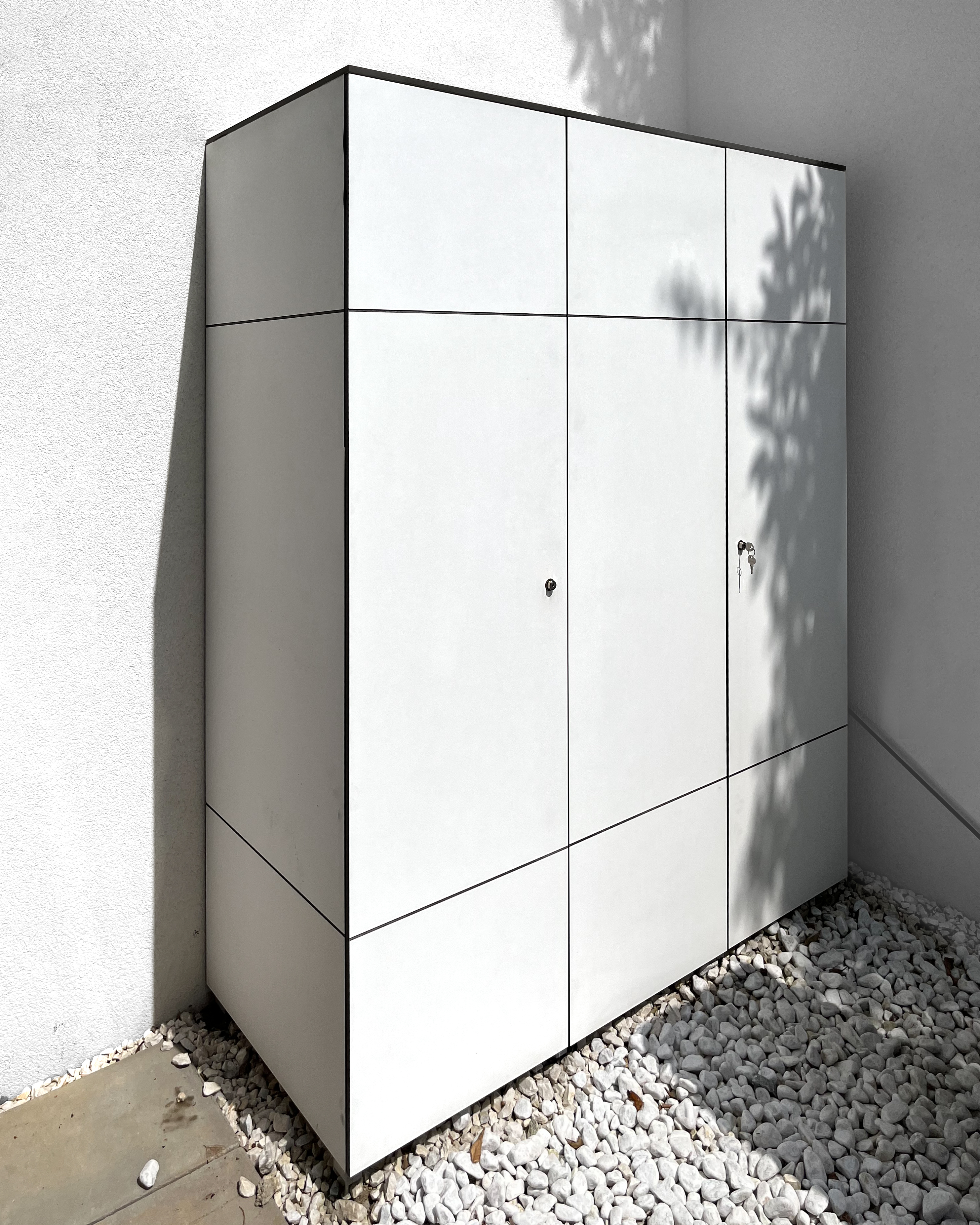 Dreitüriger Hochschrank aus HPL in weiss 1