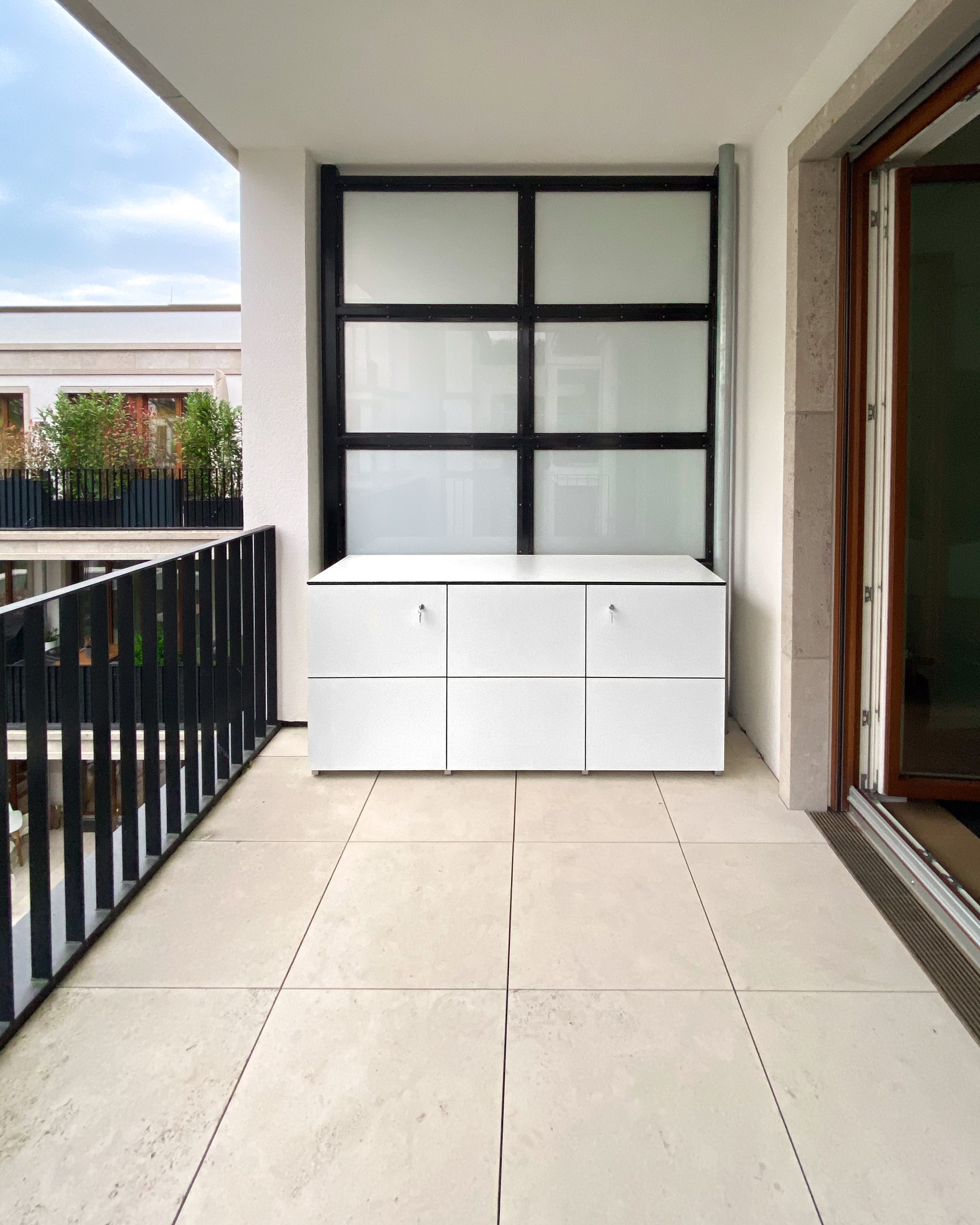 Stylischer Architekten-Outdoorschrank aus HPL in gradlinigem Design 1