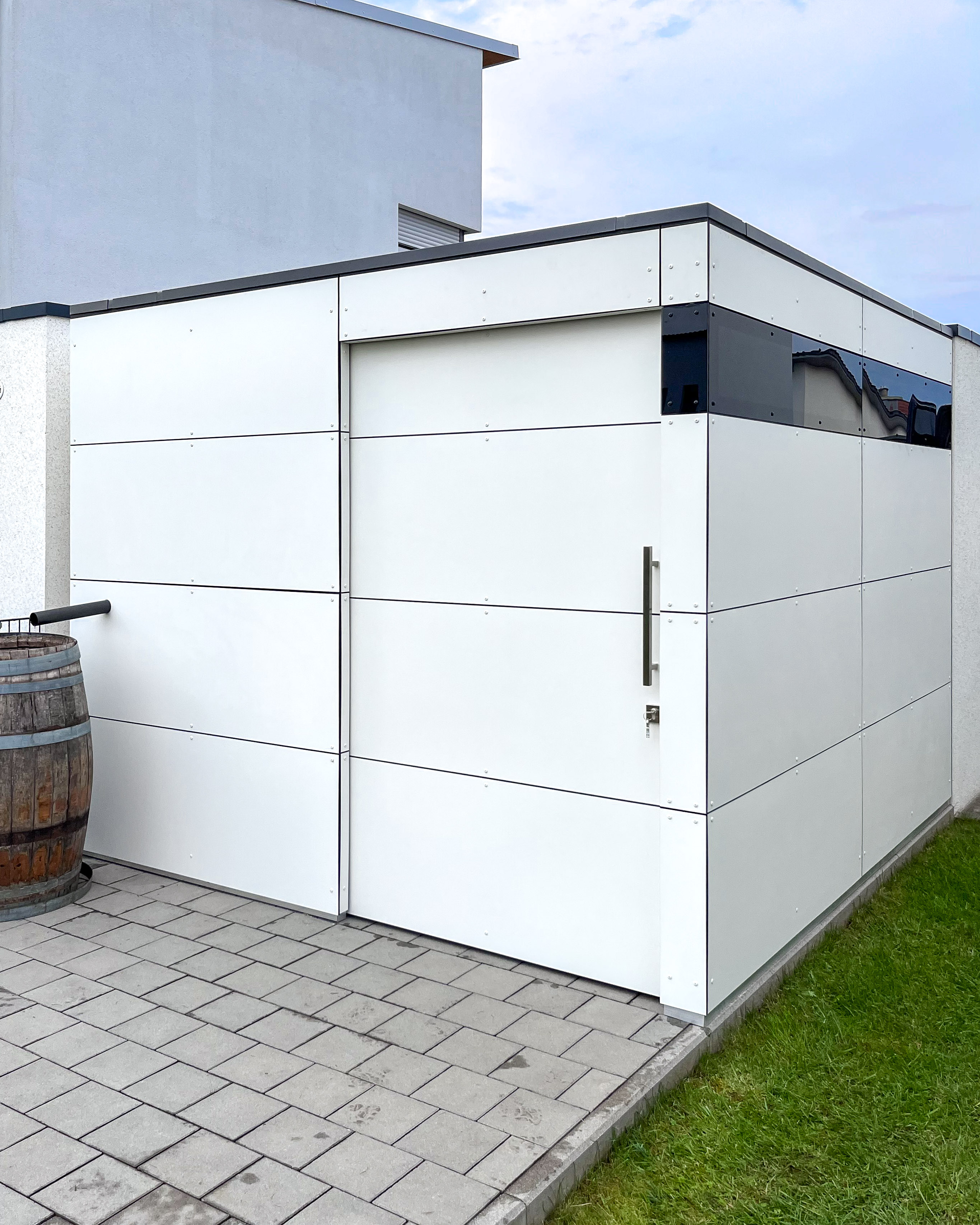 Weisses Design-Gartenhaus mit rustikalem Fass als Regentonne 1