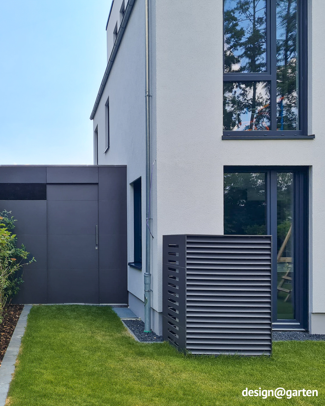 Individuelles Gartenhaus mit Vordach und Durchgang als Anbau an Hauseingang 5