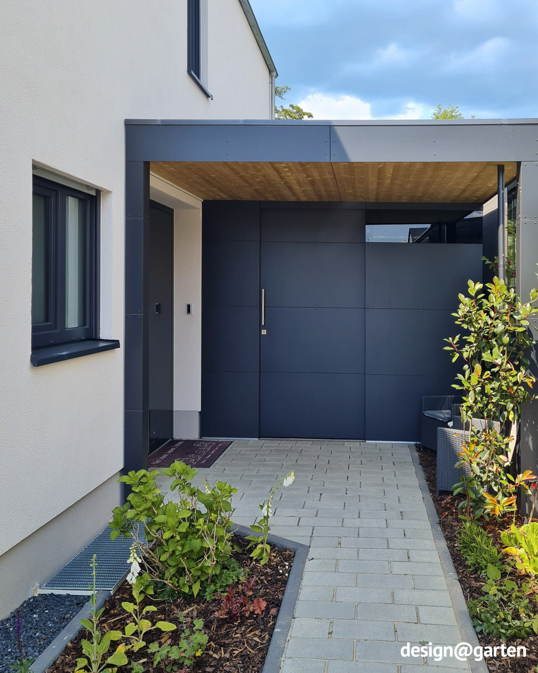 Individuelles Gartenhaus mit Vordach und Durchgang als Anbau an Hauseingang 2
