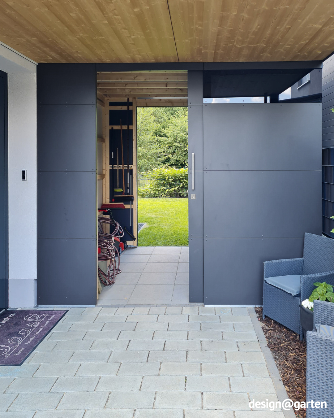 Individuelles Gartenhaus mit Vordach und Durchgang als Anbau an Hauseingang 3