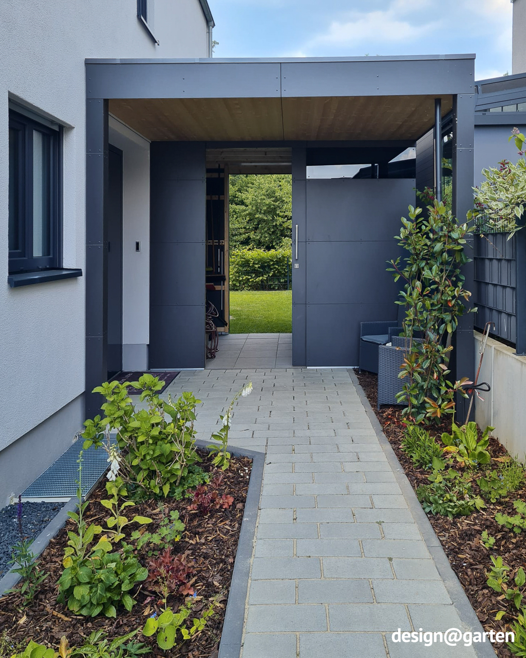 Individuelles Gartenhaus mit Vordach und Durchgang als Anbau an Hauseingang 1