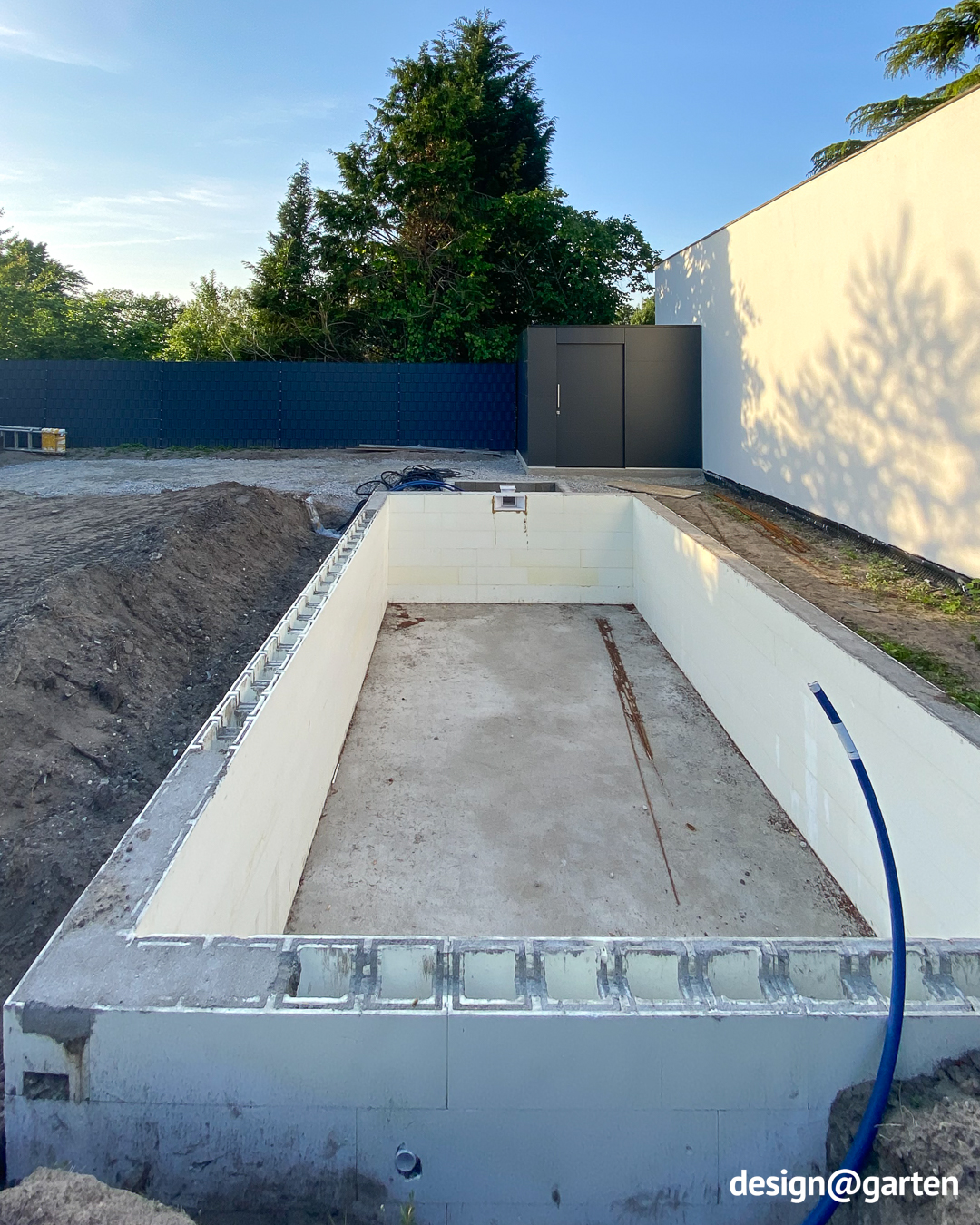 Modernes Poolhaus mit Schiebetür aus HPL 1