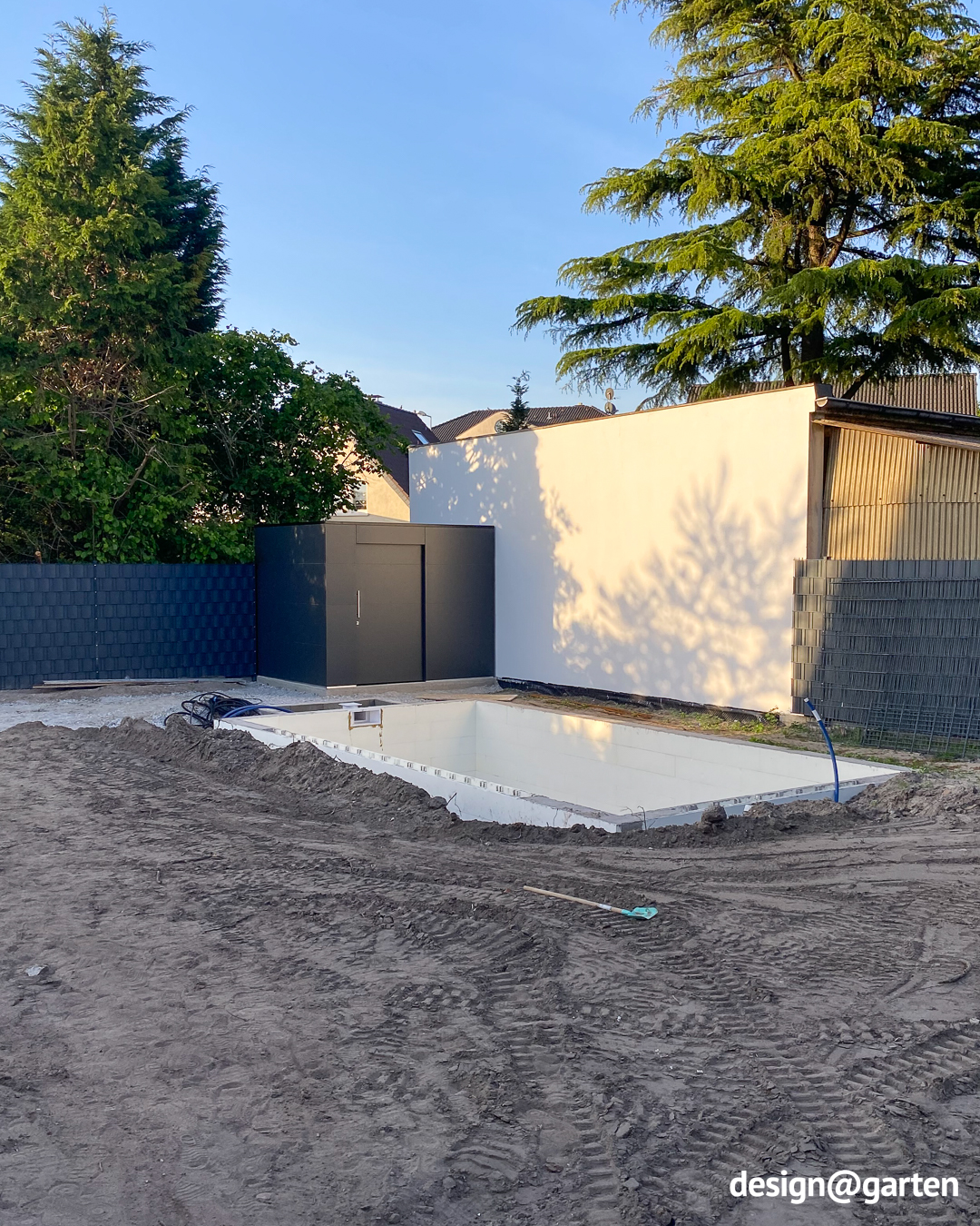 Modernes Poolhaus mit Schiebetür aus HPL 2