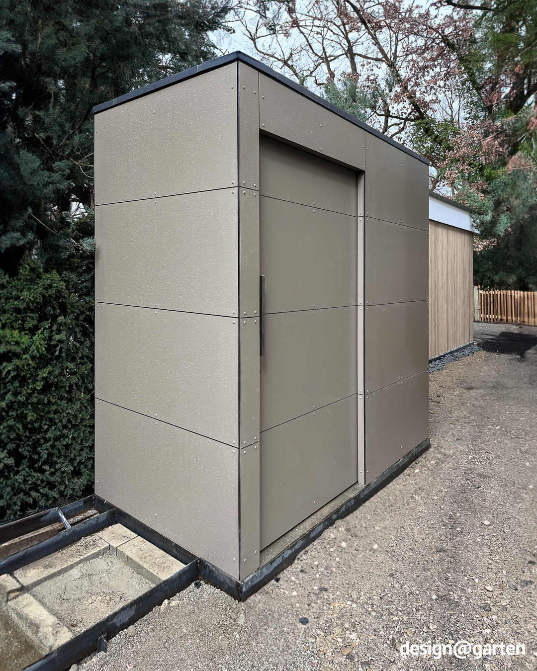 Schmales Gartenhaus aus HPL in Greige 2