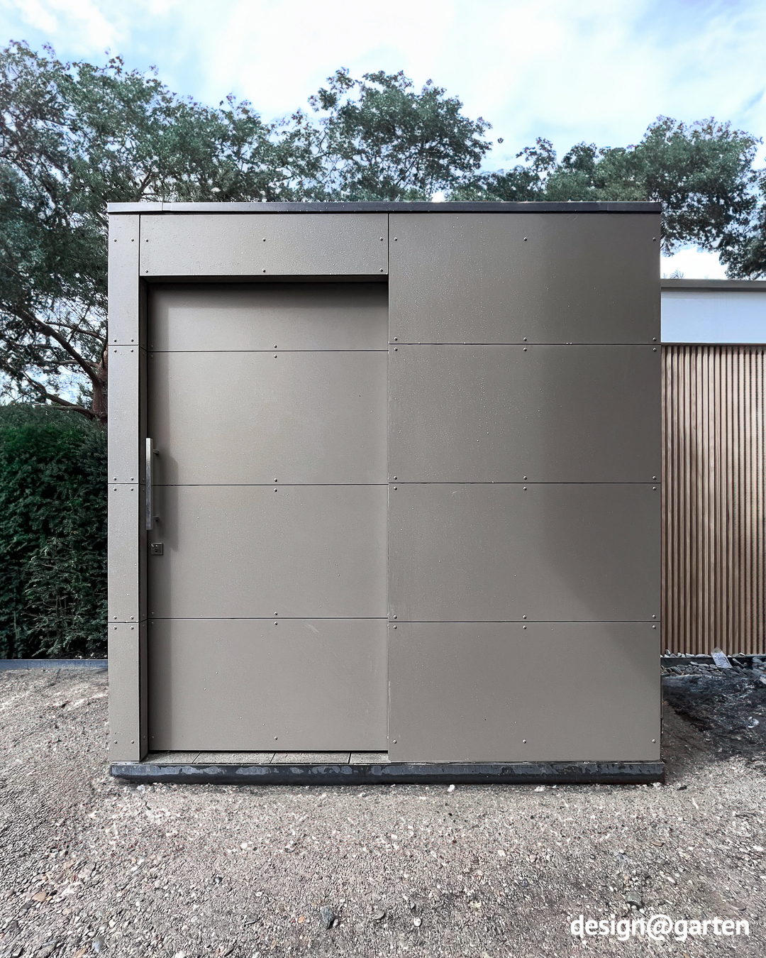 Schmales Gartenhaus aus HPL in Greige 3