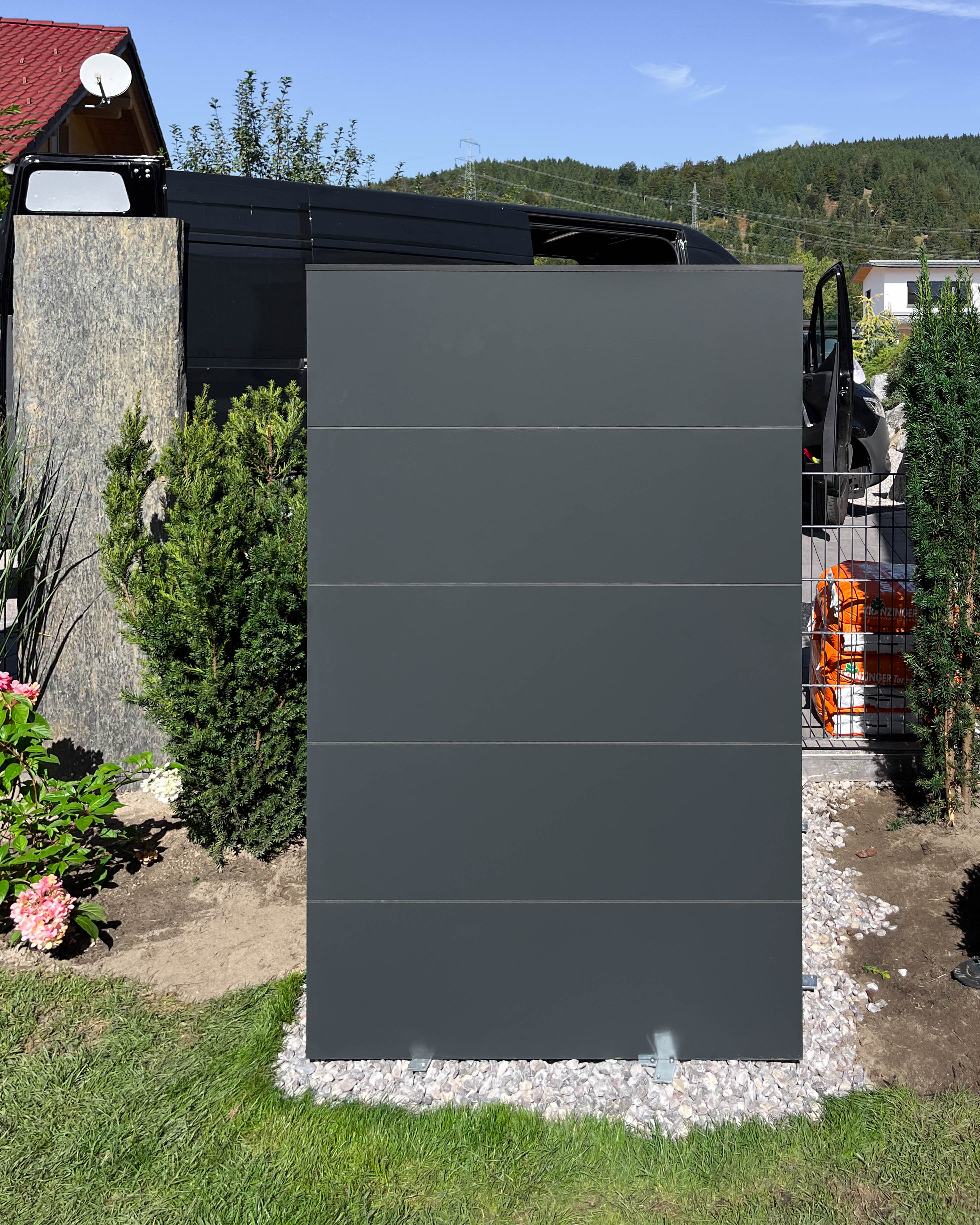 Hohe Verkleidung für Wärmepumpe aus wetterfestem HPL 1
