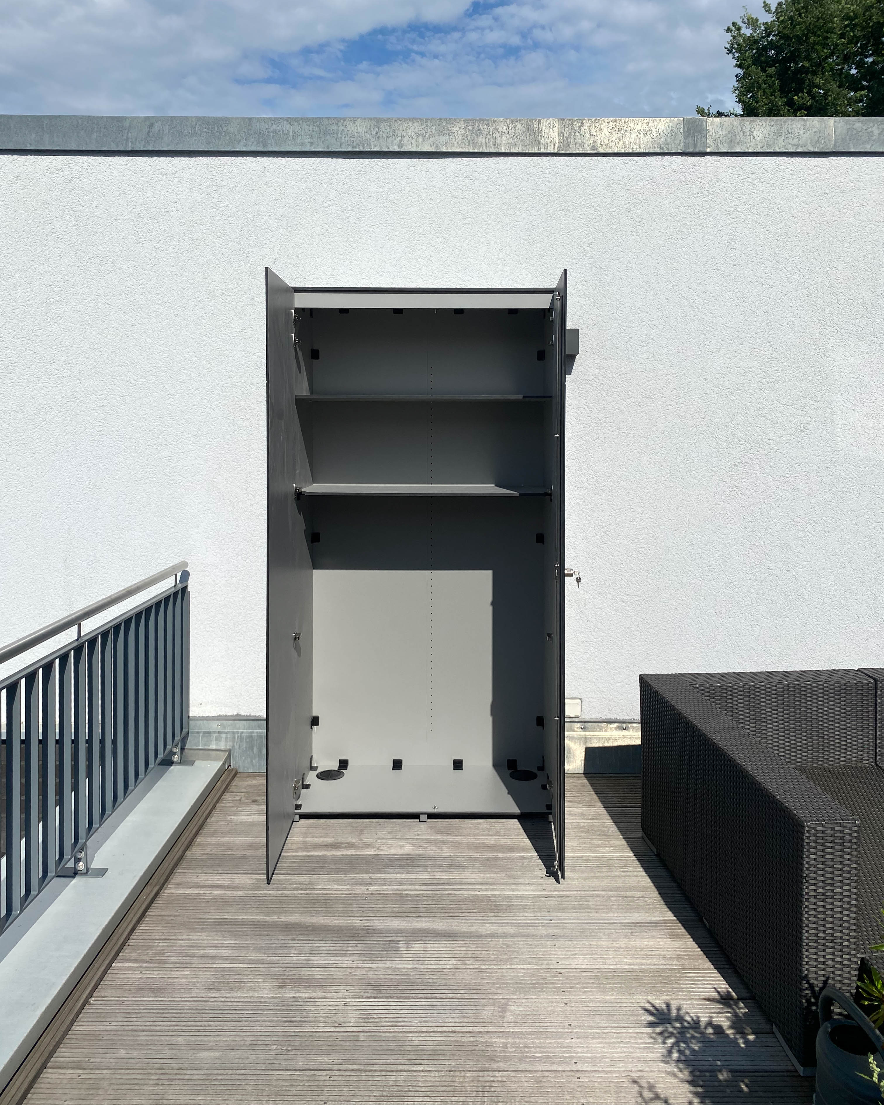 Hellgrauer Design-Dachterrassenschrank aus HPL 1