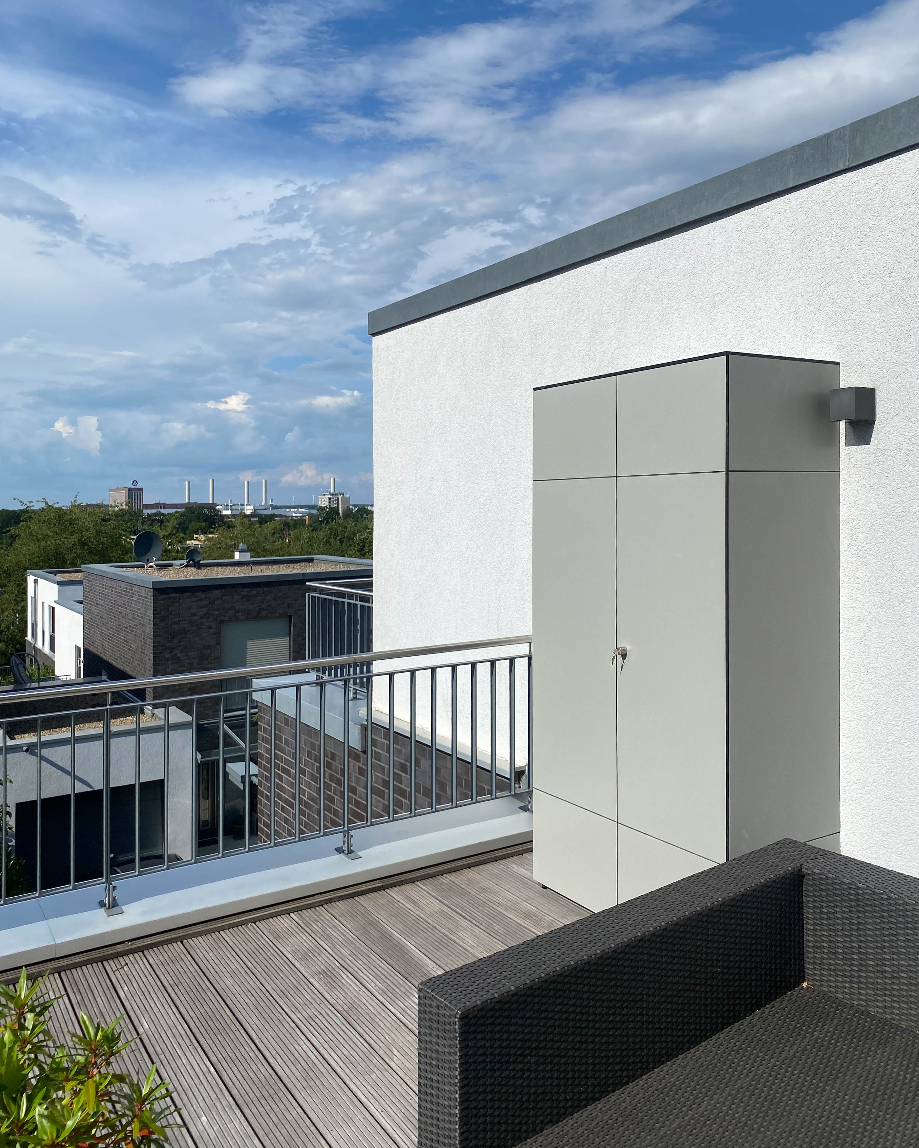 Hellgrauer Design-Dachterrassenschrank aus HPL 2