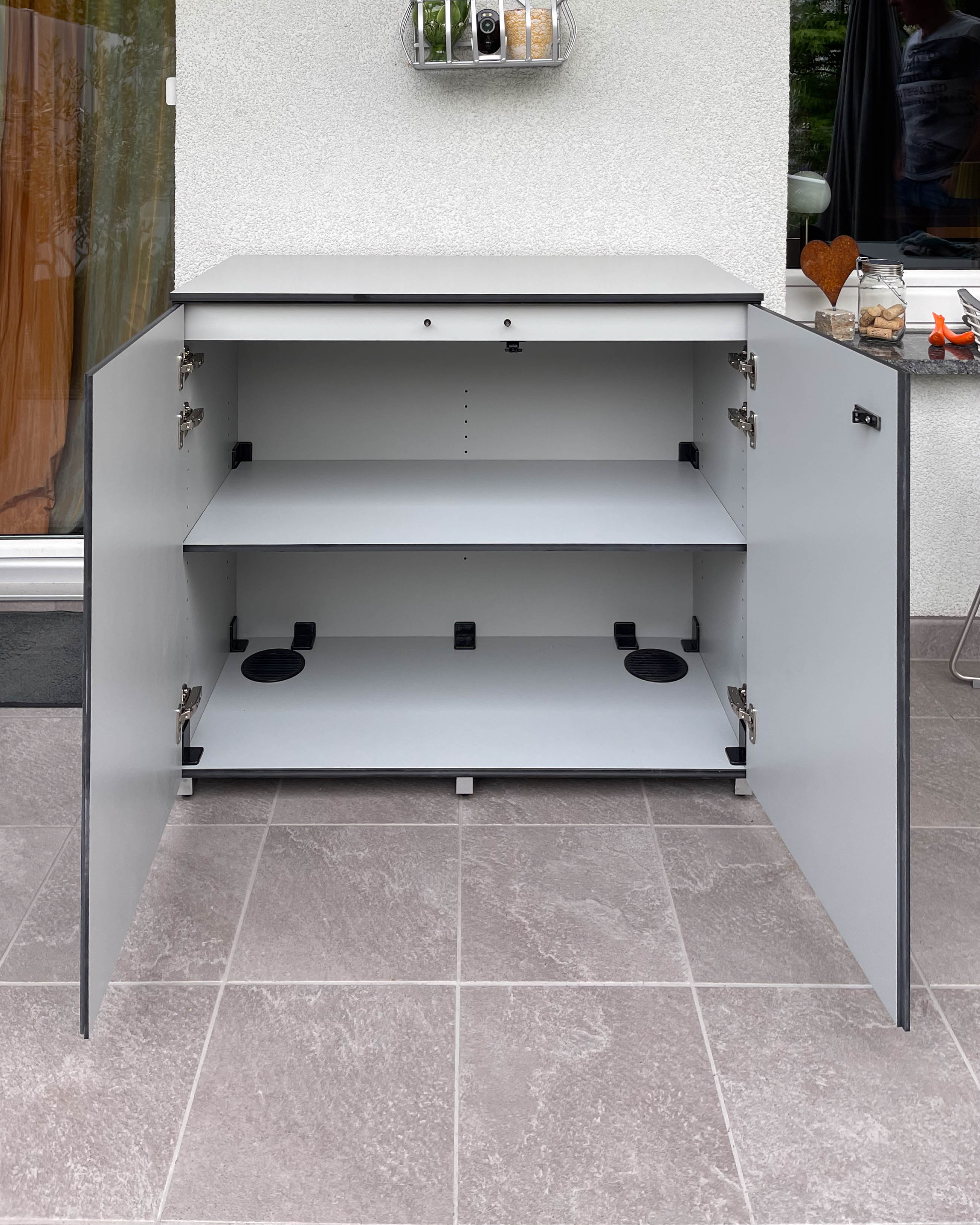 Silbergraues Outdoor-Sideboard aus HPL 1
