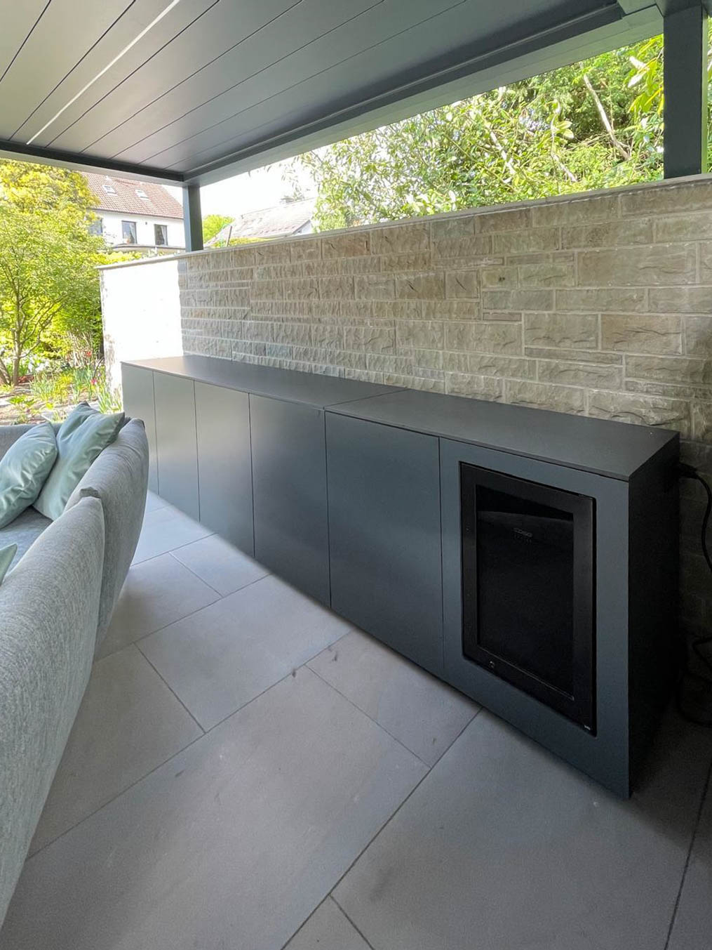 Lange Outdoorküche mit integriertem Kühlschrank 2
