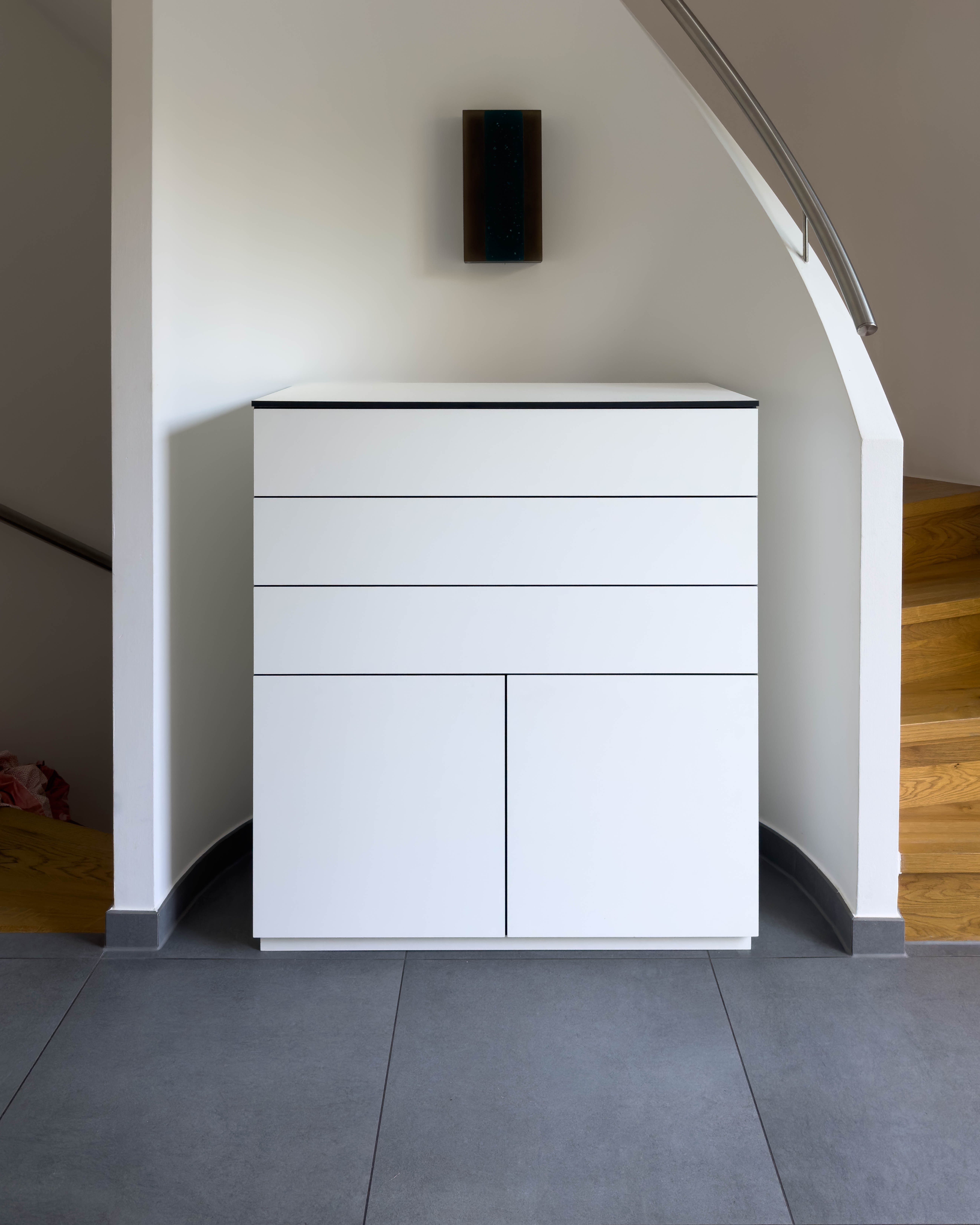 Maßgefertigter Schrank aus HPL in weiß 2