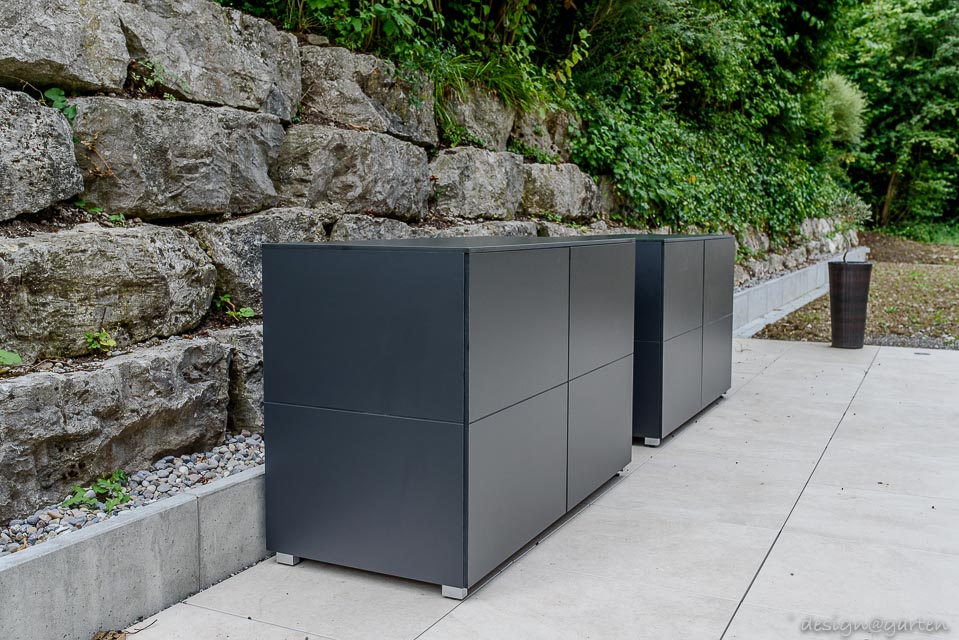 Flache Terrassenschränke in Anthrazit auf einer Terrasse
