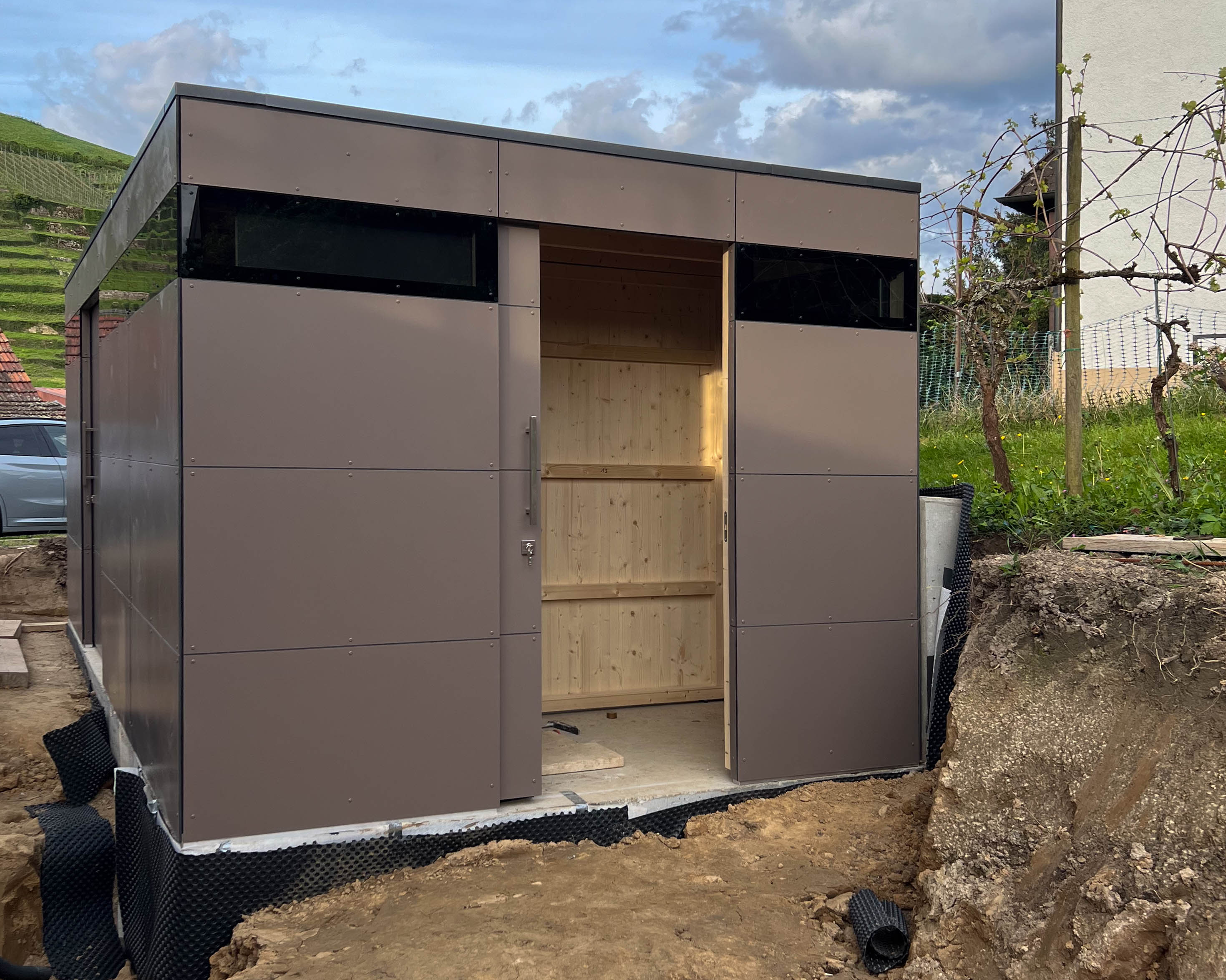 Gartenhaus mit doppelter Schiebetüre in der Farbe Taupe 1