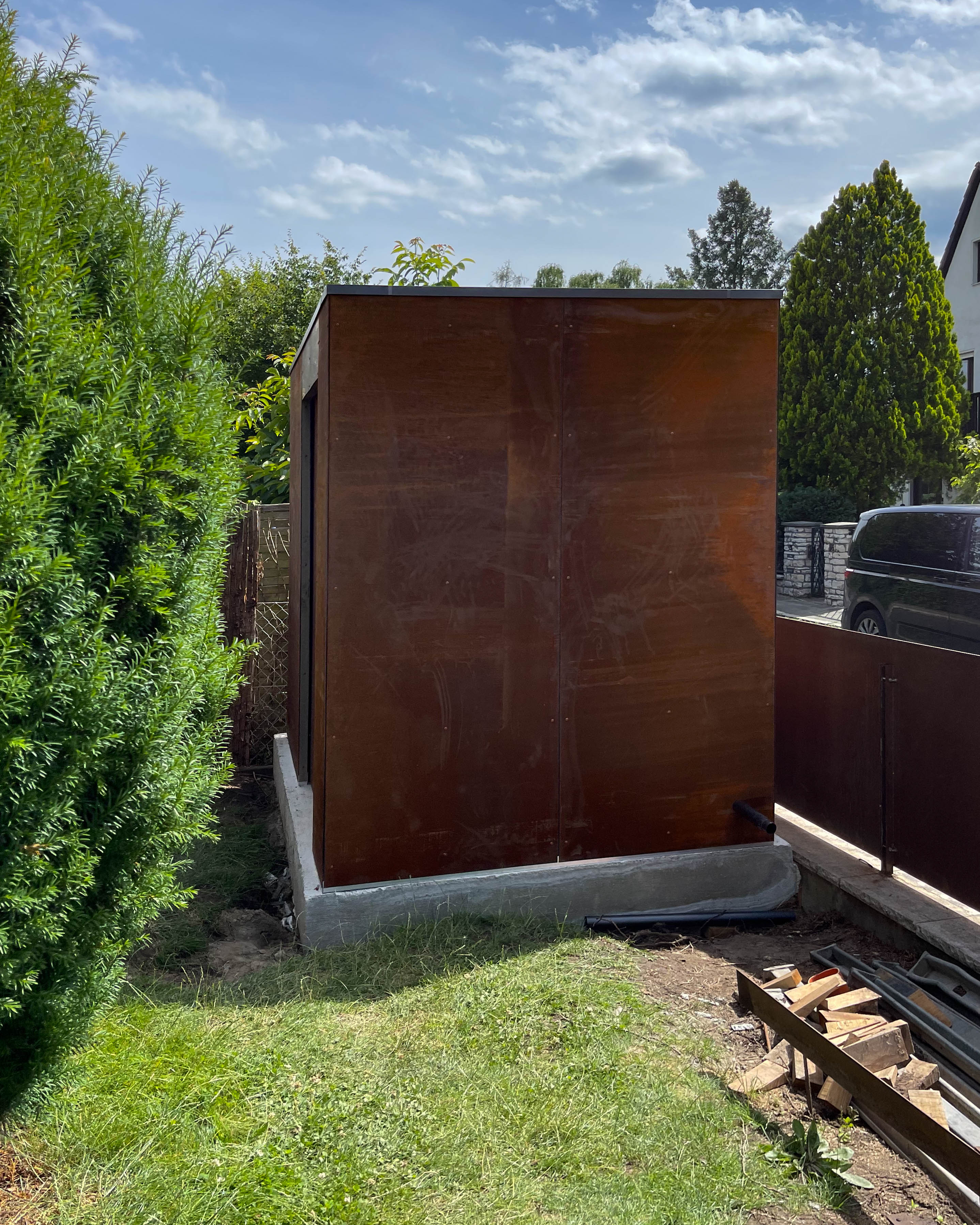 Kompaktes Gartenhaus in Cortenstahl 2