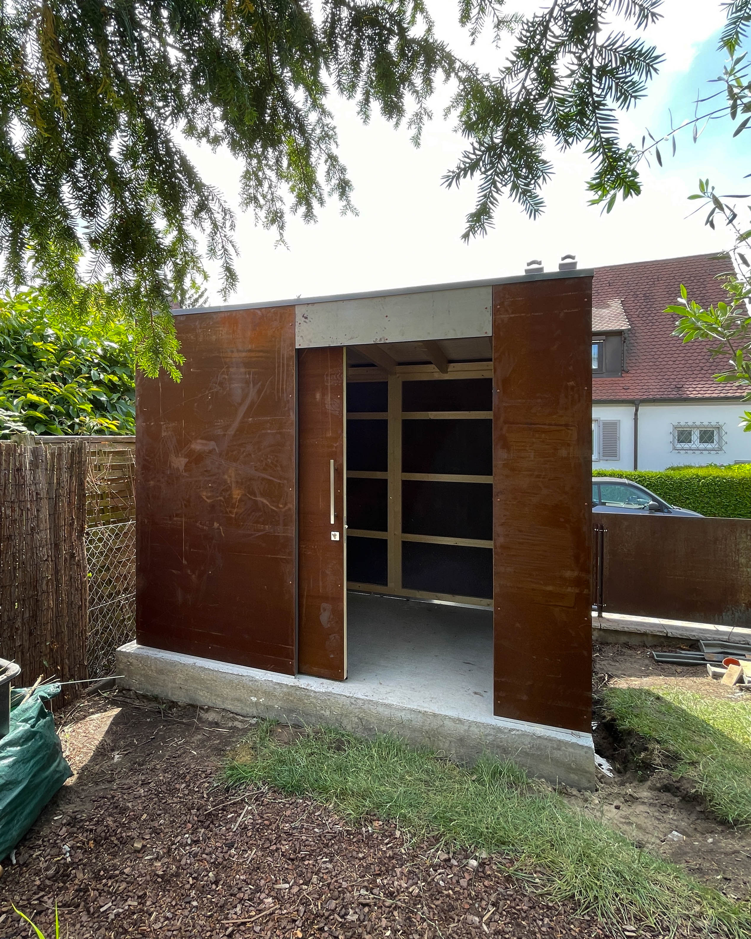 Kompaktes Gartenhaus in Cortenstahl 1
