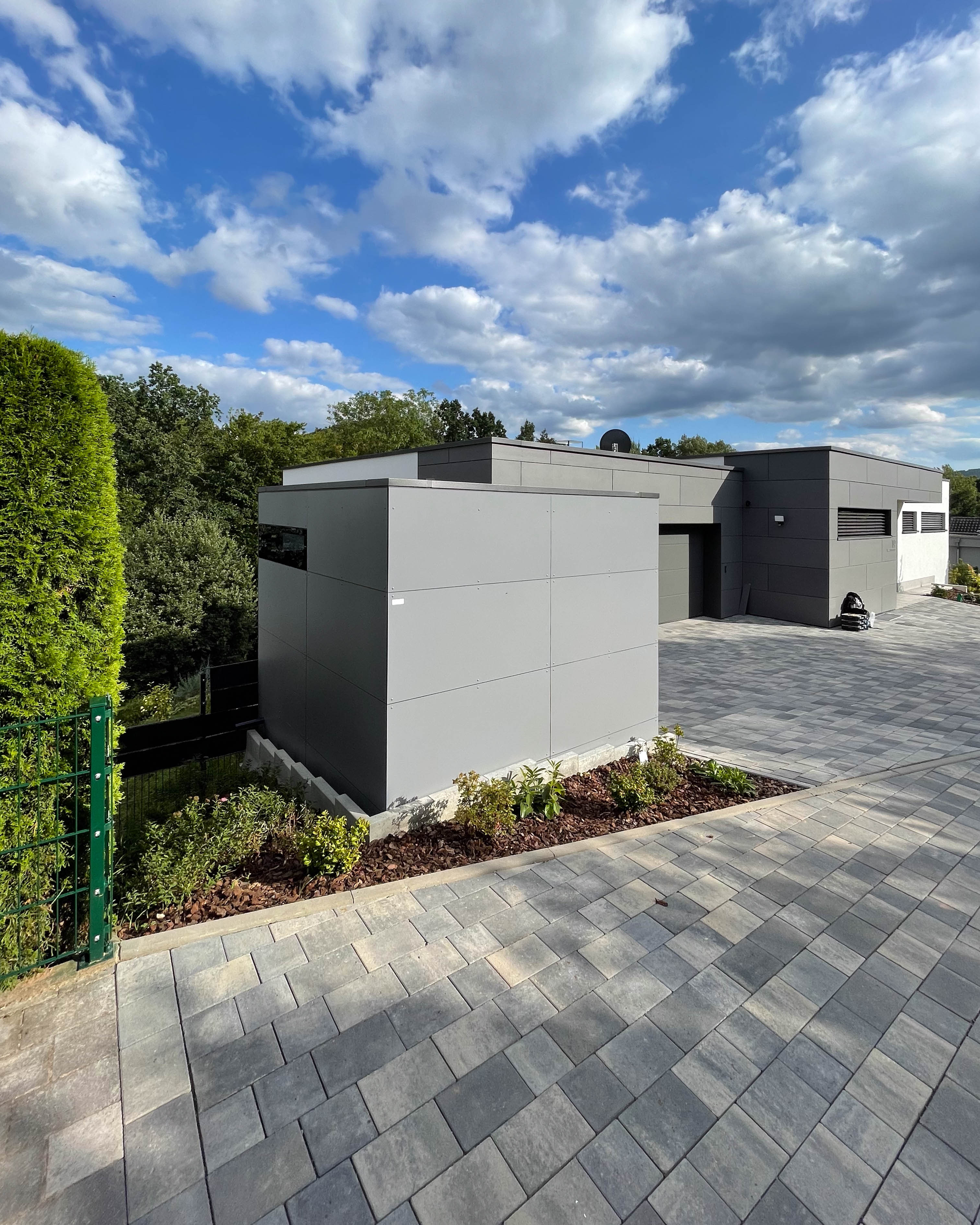 Minimalistisches Gartenhaus mit Fenster 2