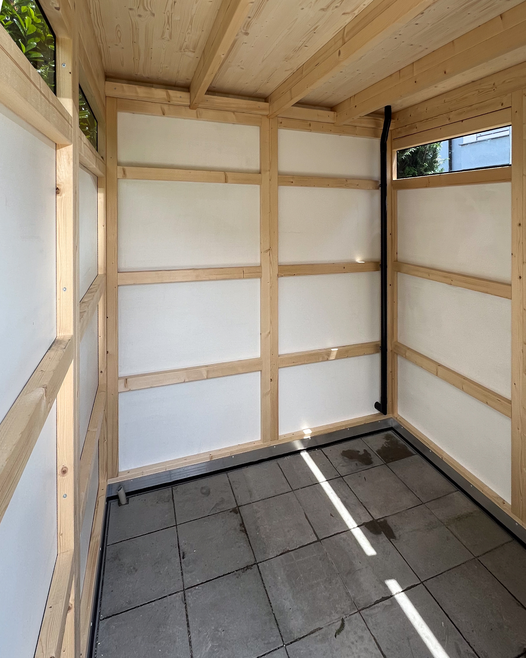 Geräumiges Gartenhaus in Weiß 2