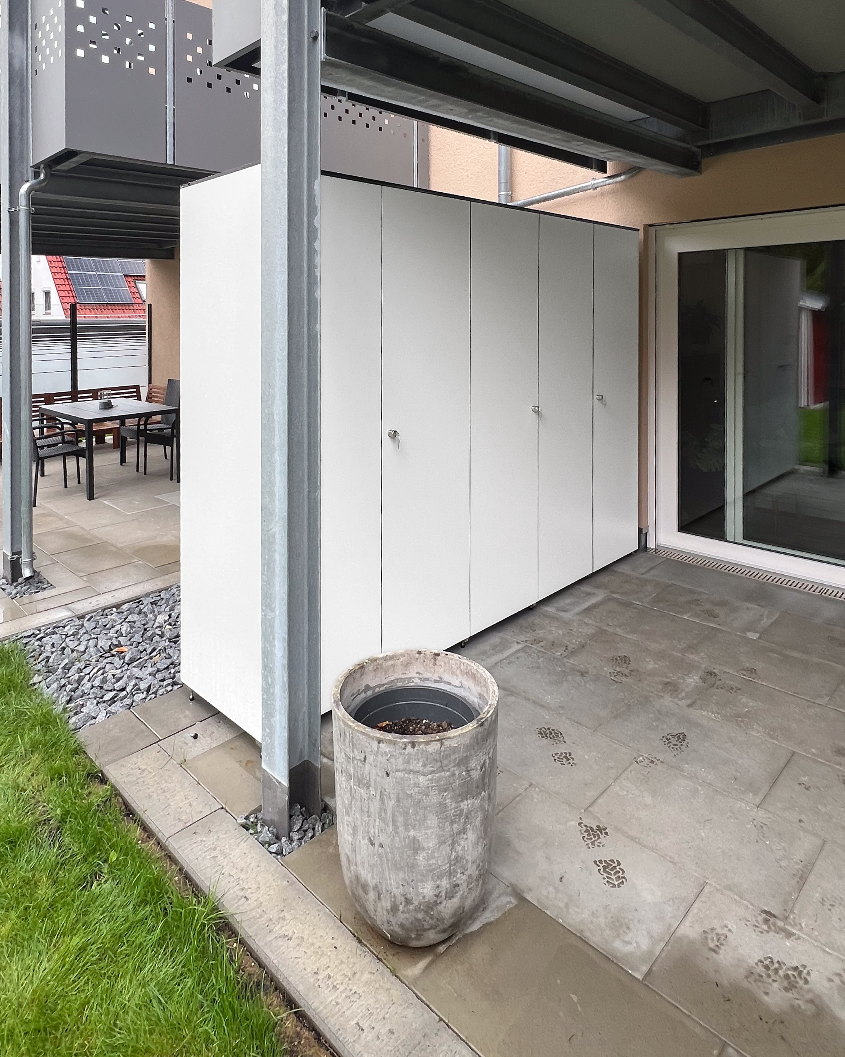 Moderner Hochschrank als Sichtschutz 3