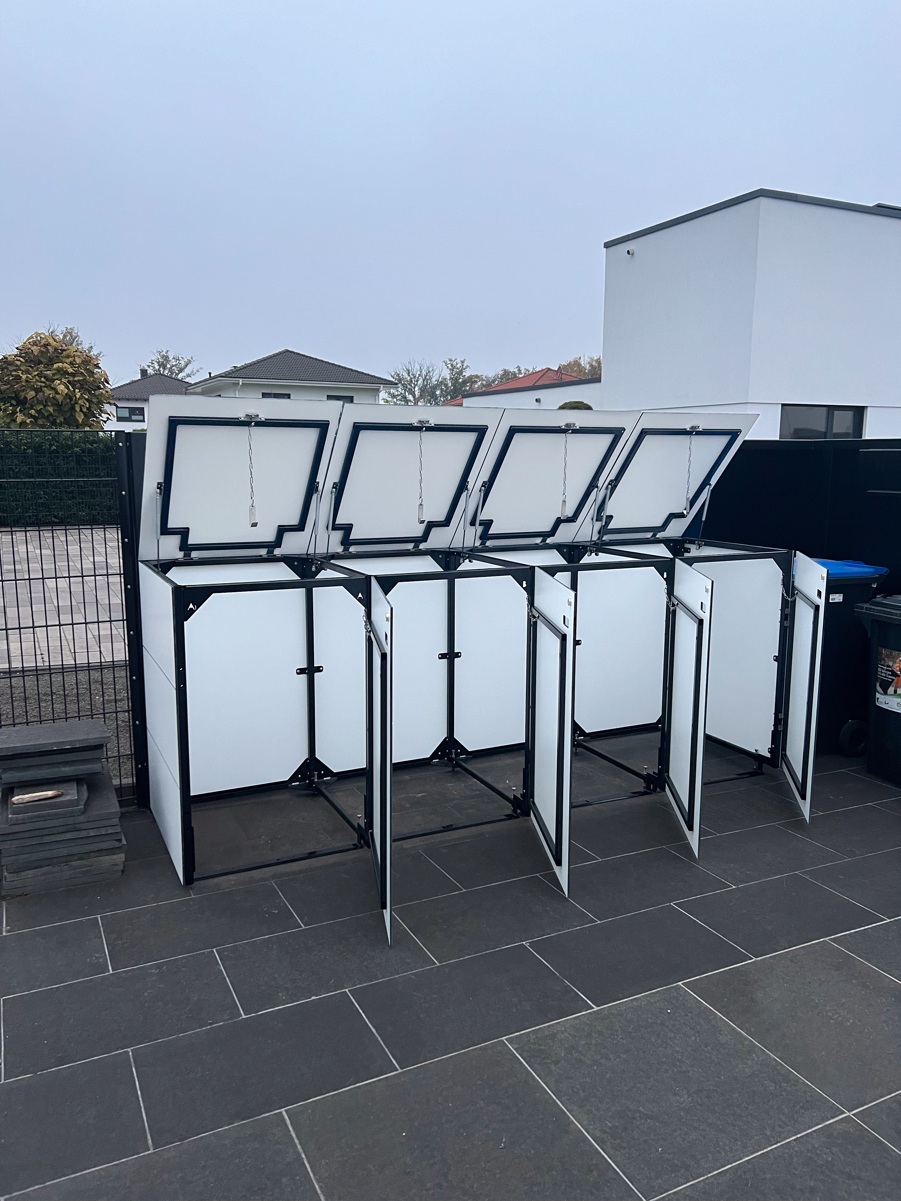 Weißes Mülltonnenhaus 1