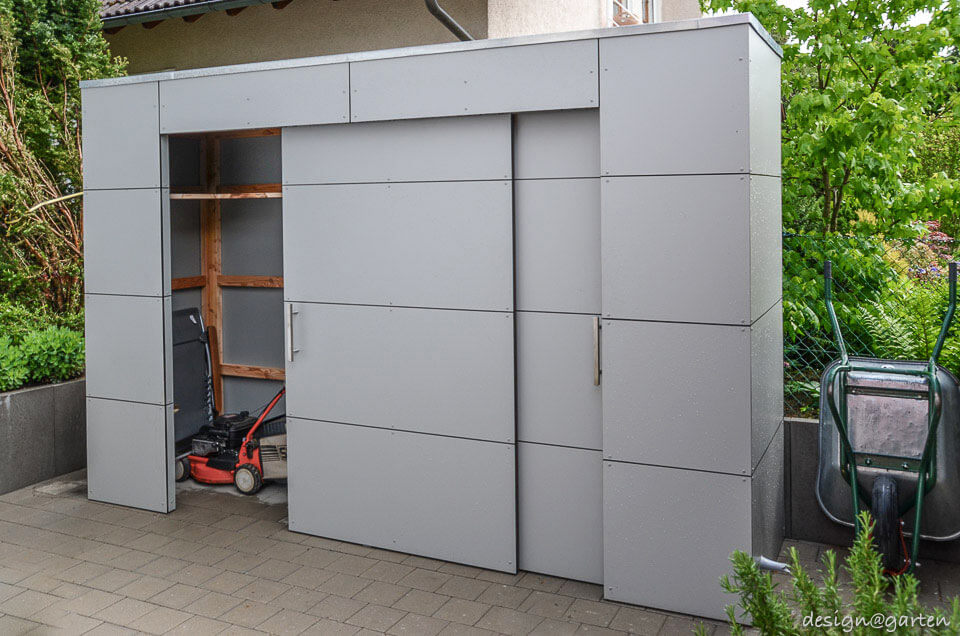 Custom-made: Small, narrow garden house in gray.