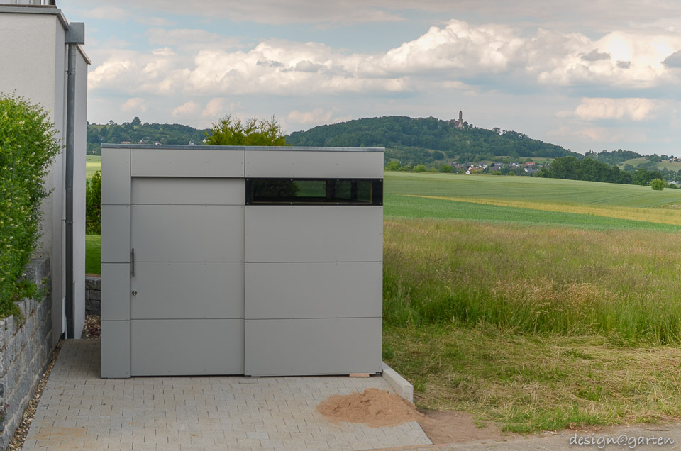 Smart connection: HPL garden shed as a passageway