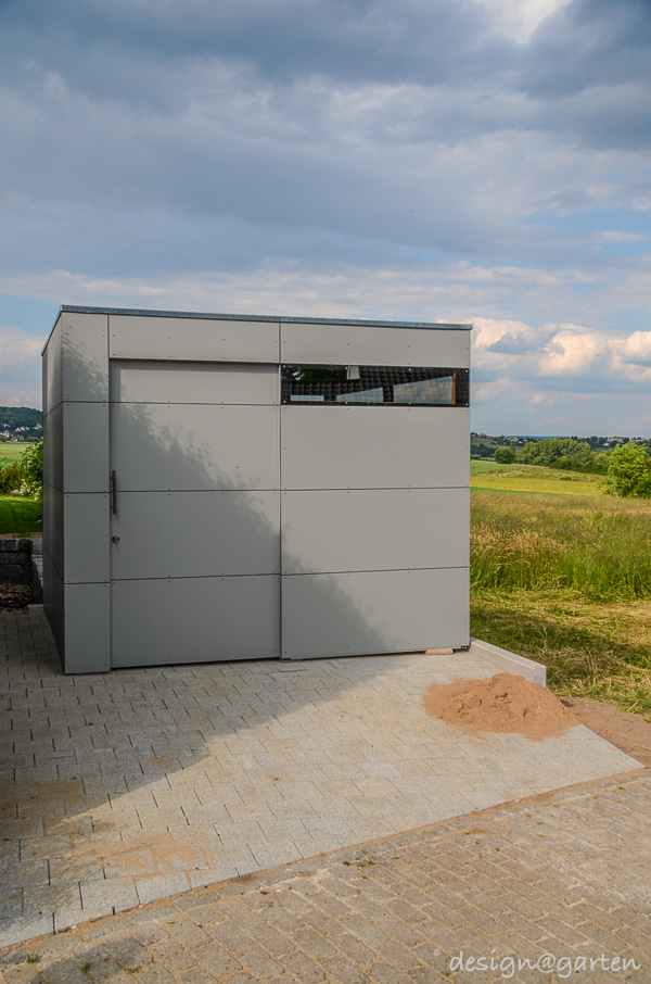 Smart connection: HPL garden shed as a passageway