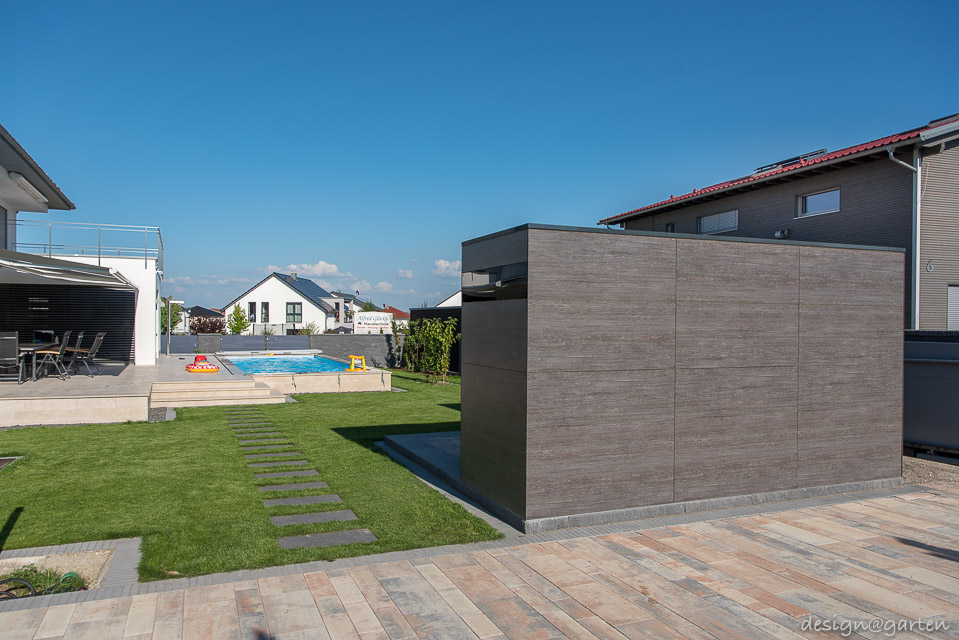 Multifunctional privacy screen: Modern corner garden shed