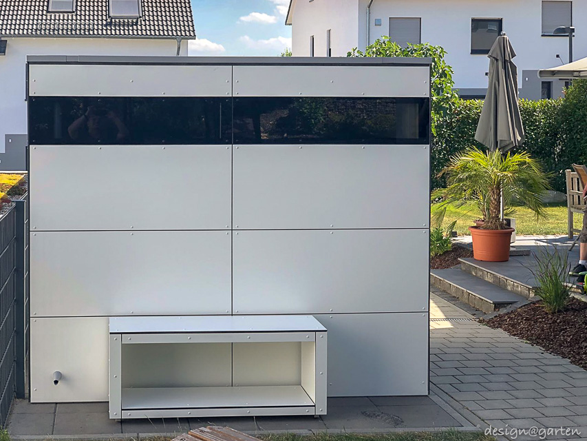 Aesthetic calling card: flat-roofed garden shed in the front garden