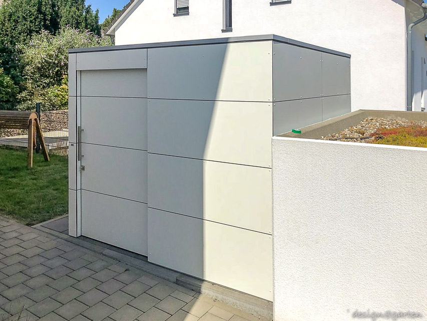 Aesthetic calling card: flat-roofed garden shed in the front garden
