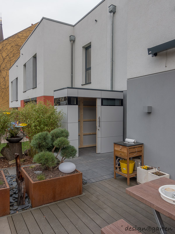 Harmonious integration: equipment shed with flat roof