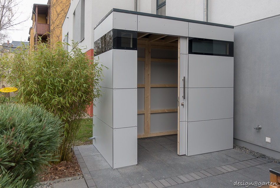 Harmonious integration: equipment shed with flat roof