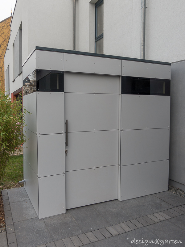 Harmonious integration: equipment shed with flat roof