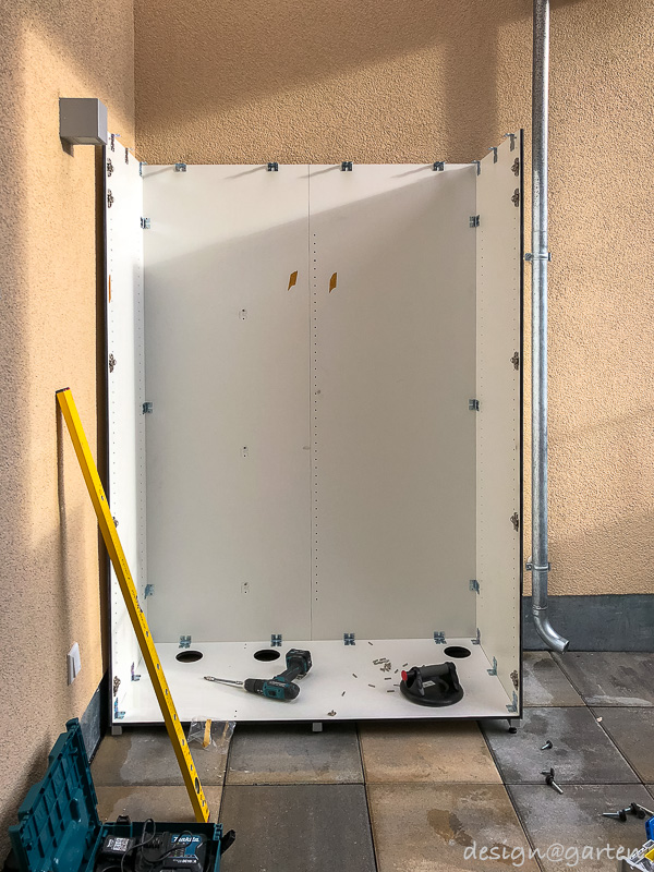 Space-saving organisation in Berlin: outdoor tall cabinet for brooms and other items.