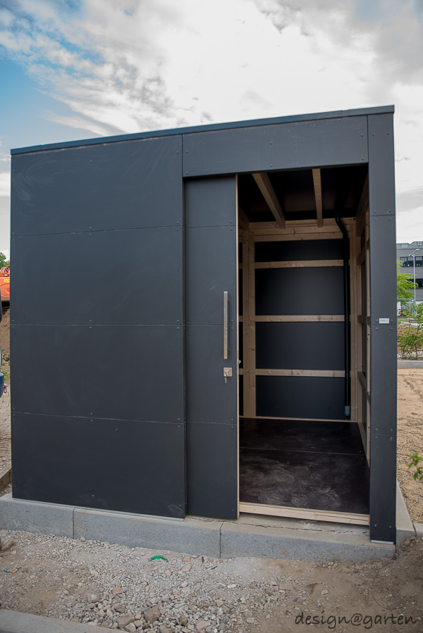 Representative order: Modern tool shed with flat roof