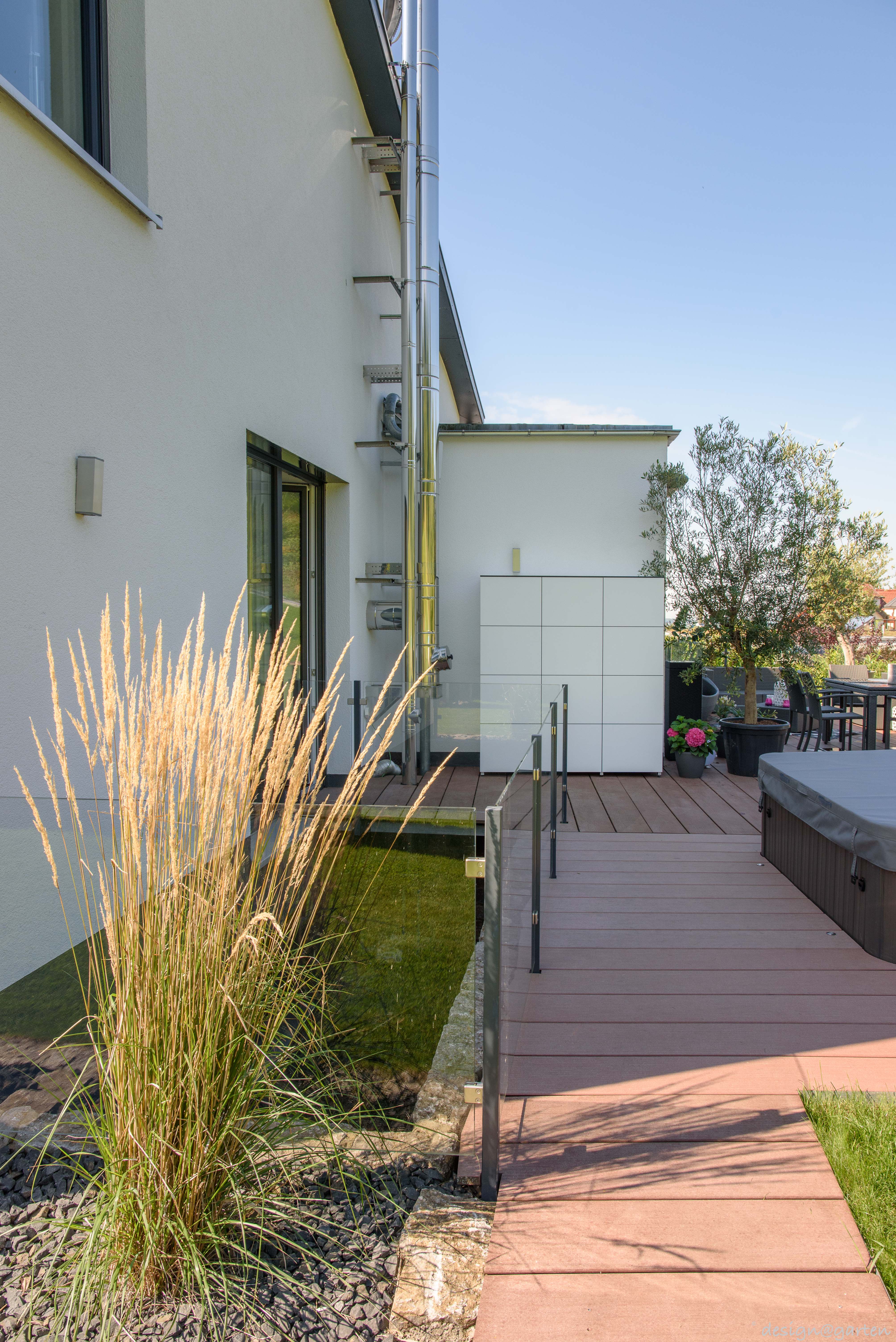 Maximising storage space: XXL garden cabinet for cushions