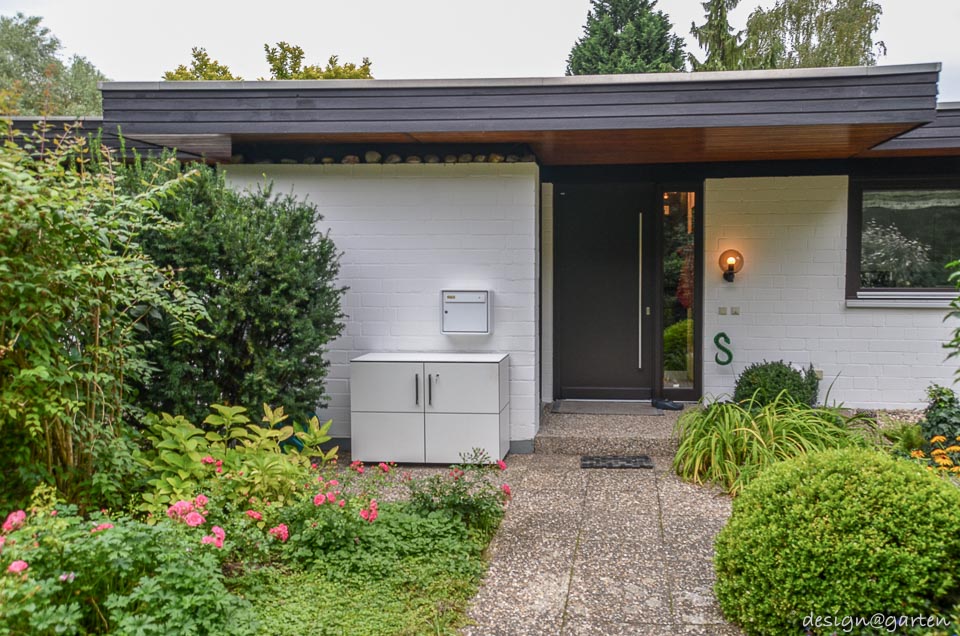 Harmonious duo: Square gazebo in a pleasant neighbourhood
