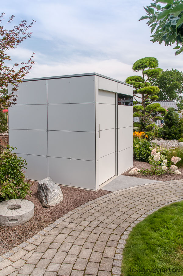 Minimalist garden shed in Donauwörth: a showcase for modern garden design
