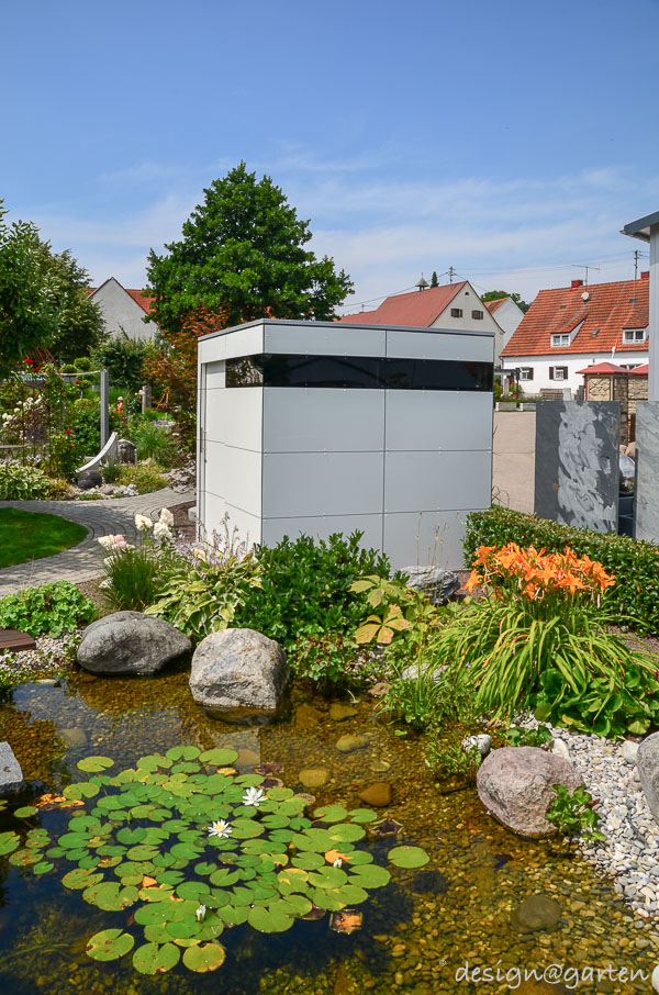 Minimalist garden shed in Donauwörth: a showcase for modern garden design