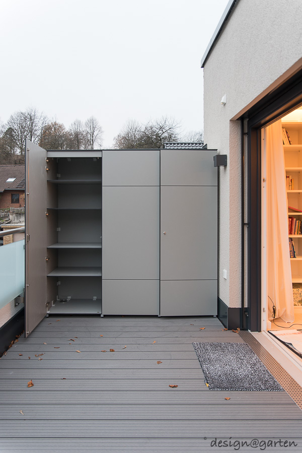 Practical storage solution in Freudenberg: XXL balcony cabinet for cushions