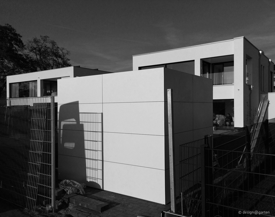 Architectural unity in Euskirchen: HPL garden shed with flat roof