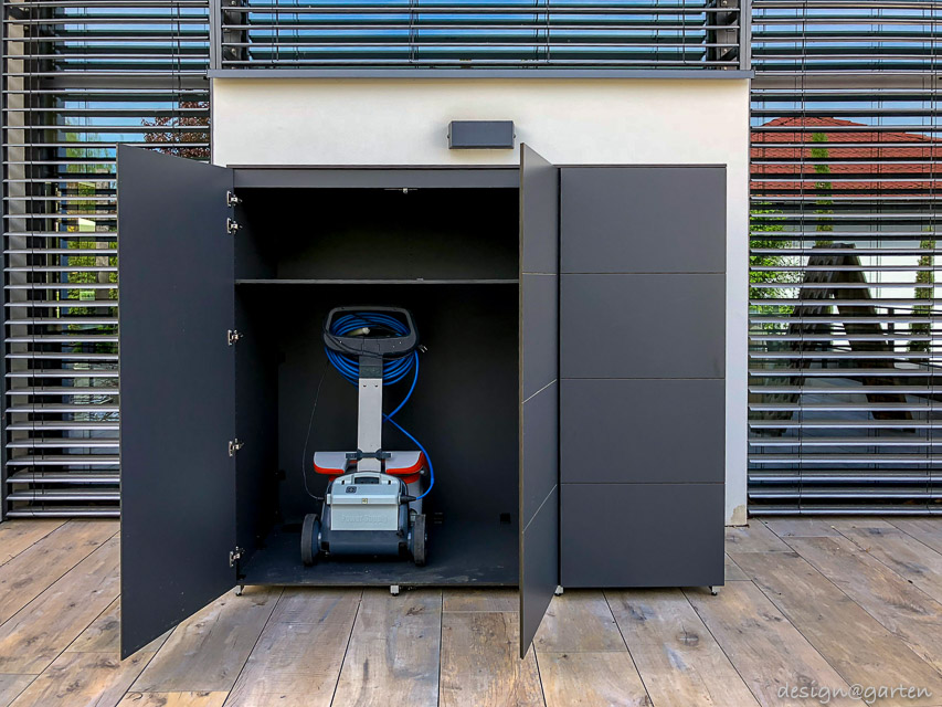 Versatile storage space in Freinsheim: customised design for pool and terrace