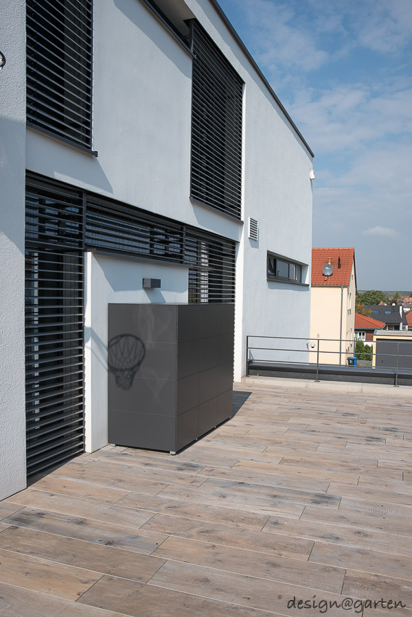 Versatile storage space in Freinsheim: customised design for pool and terrace
