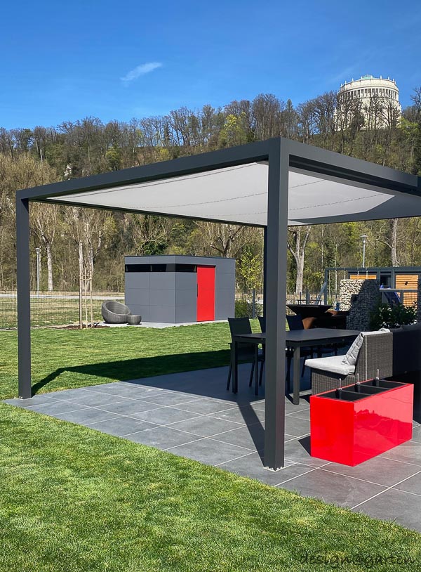 Stylish tool shed with flat roof as a colourful statement in the garden