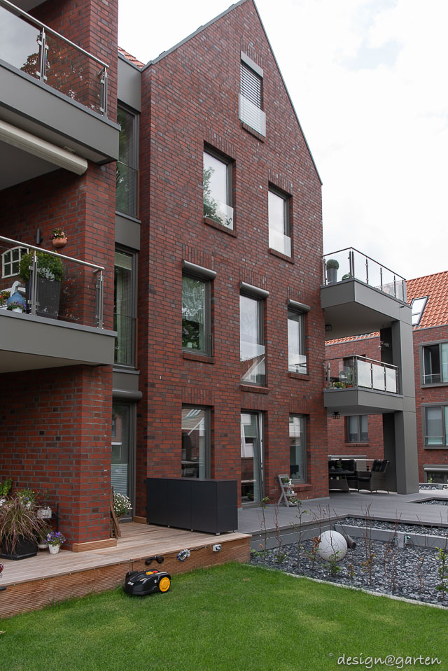 Storage space miracle by the water: functional accent for North German terraces